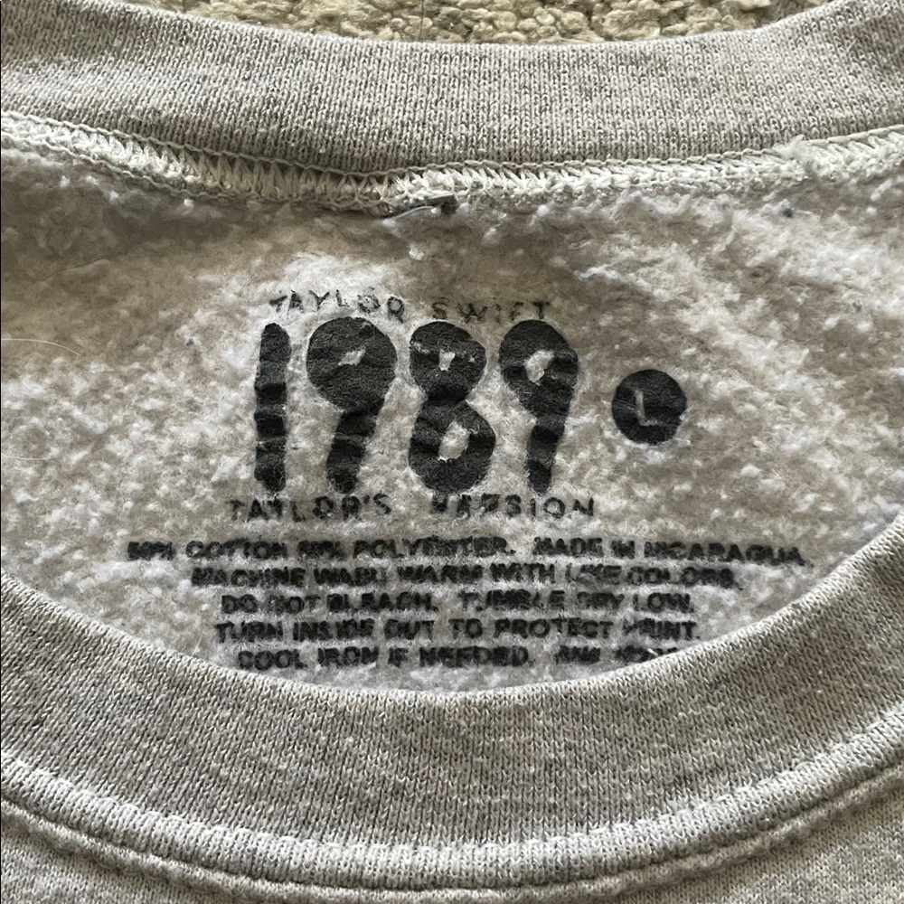 Taylor Swift 1989 sweatshirt - Picture 2 of 4